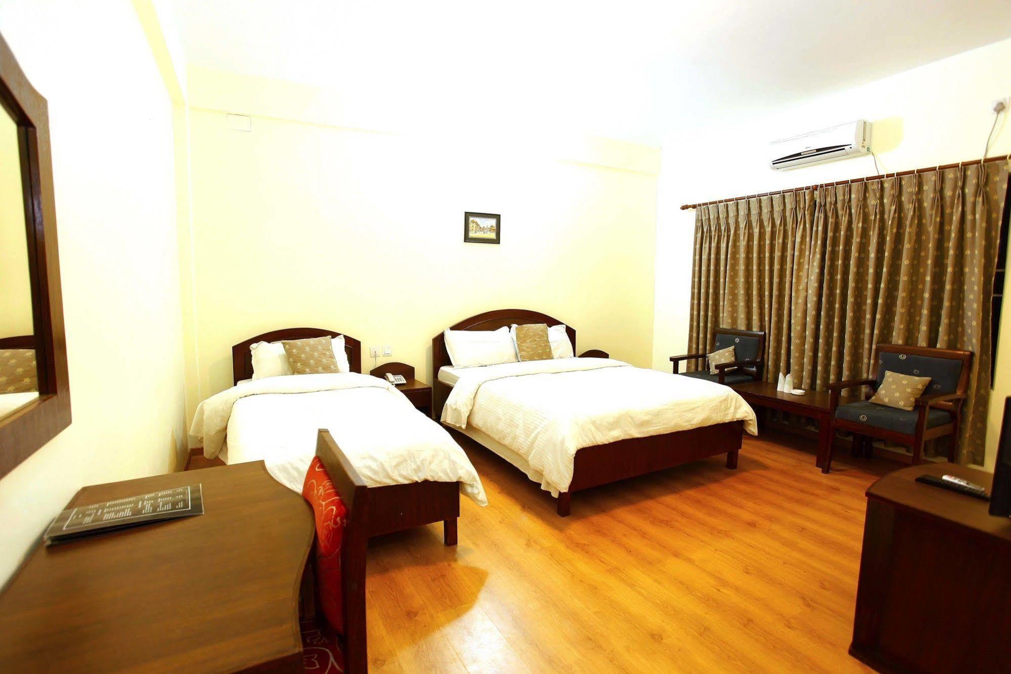 Hotel Crown Himalayas Pokhara Exteriör bild