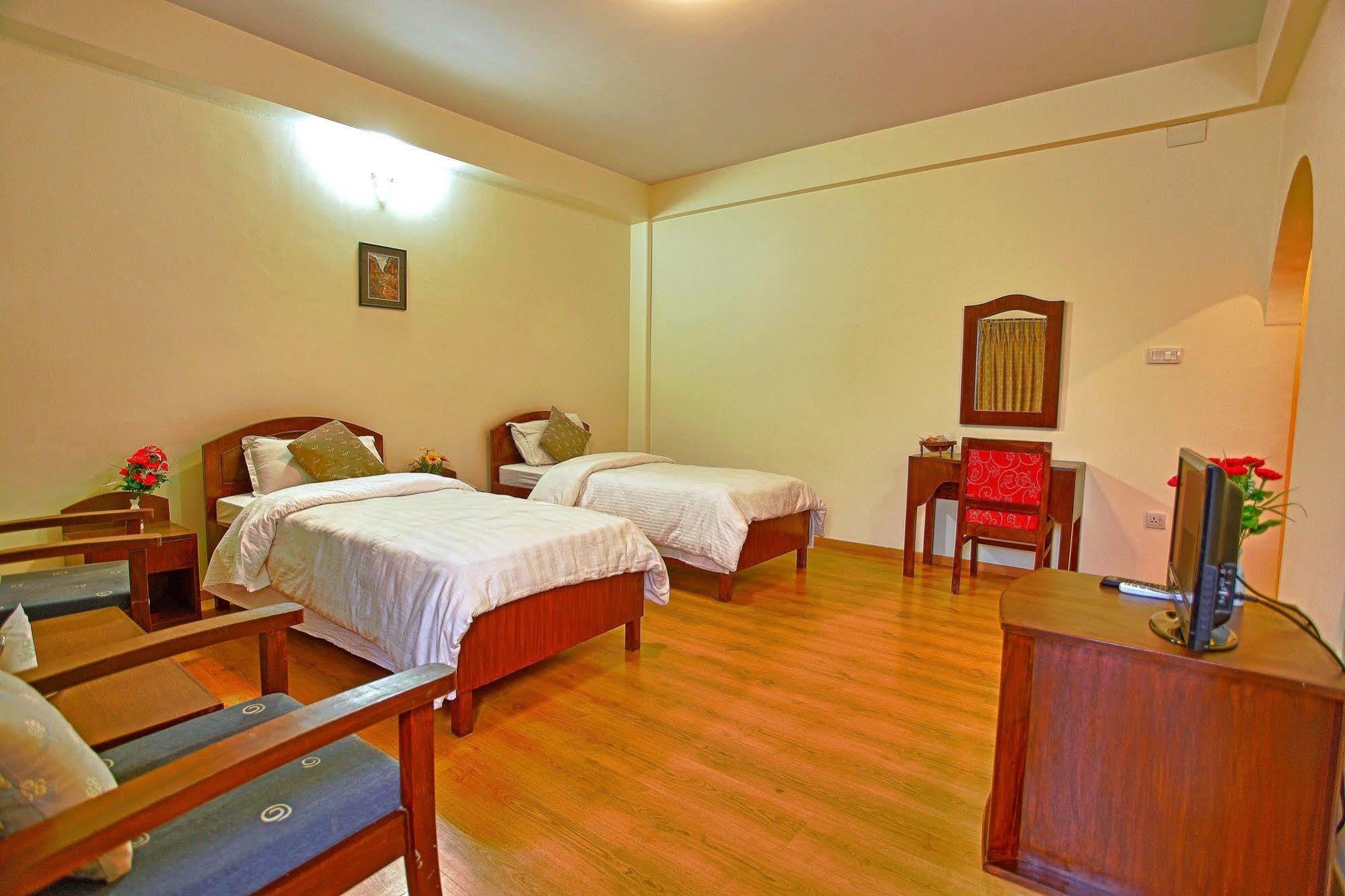 Hotel Crown Himalayas Pokhara Exteriör bild